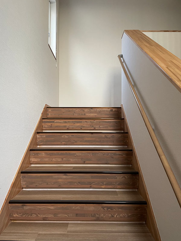 CLTの端材を段板に使った階段